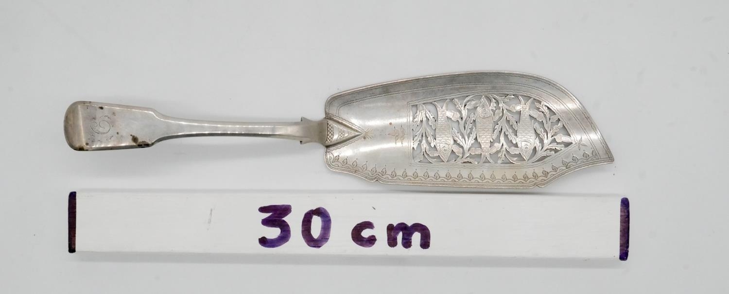 A Georgian silver pierced design fish server. Decorated with fish and acorn motifs. Hallmarked: WK - Image 6 of 6