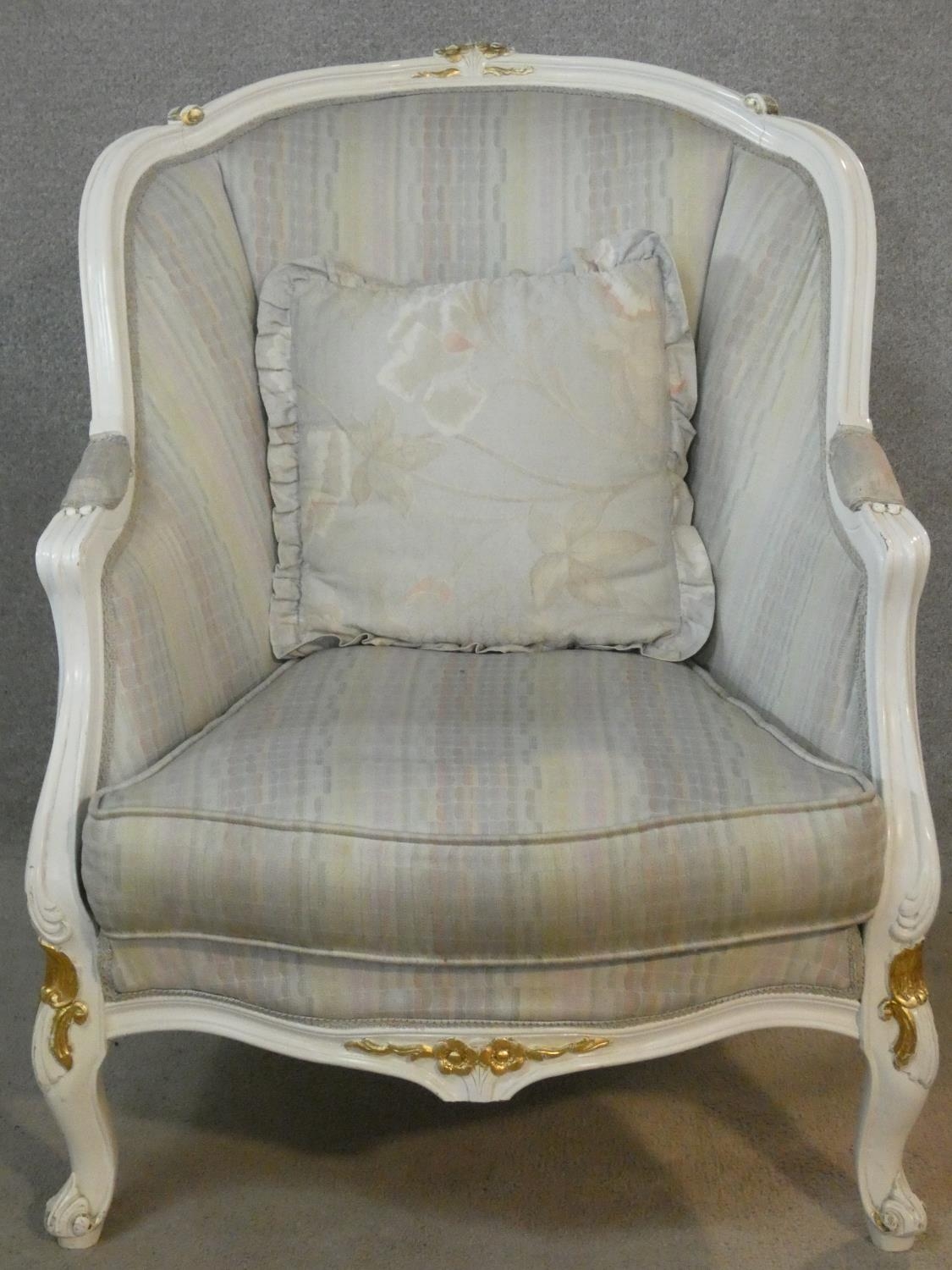 A pair of Louis XV style tub armchairs in damask upholstery and gilt and white painted frames on - Image 2 of 10