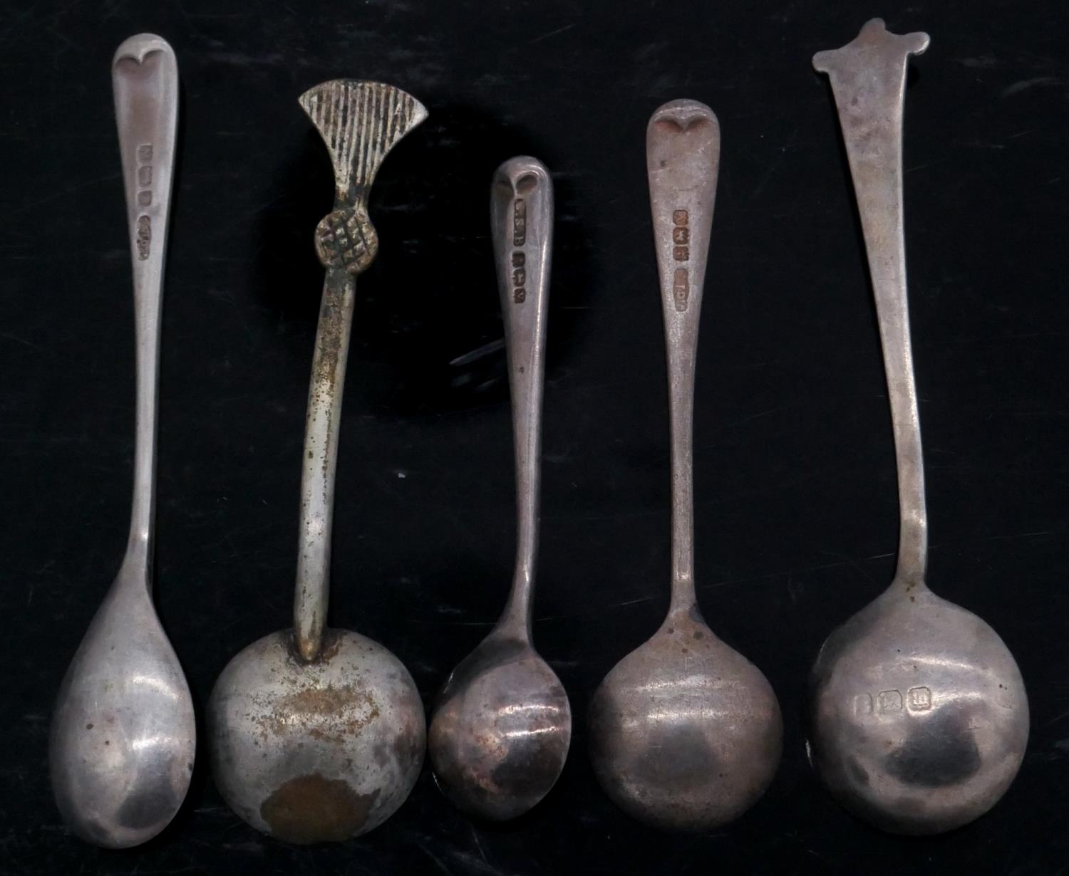 A collection of silver and silver plated teaspoons and other silver items. Including a pierced - Image 6 of 8