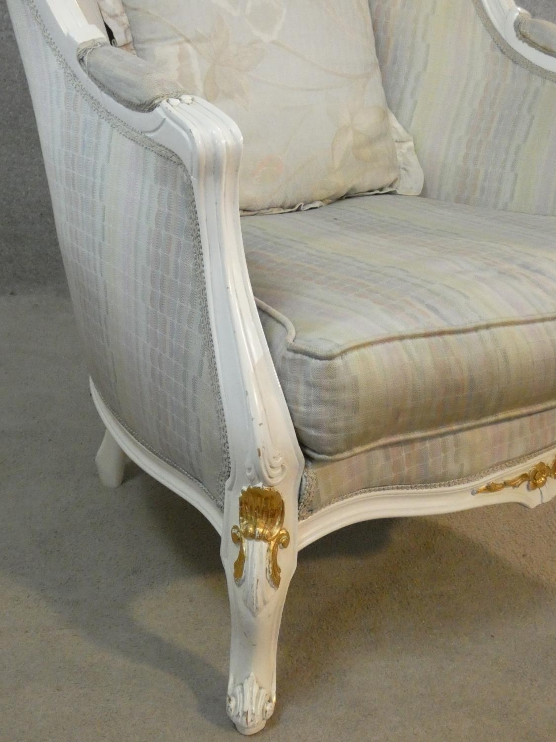 A pair of Louis XV style tub armchairs in damask upholstery and gilt and white painted frames on - Image 7 of 10