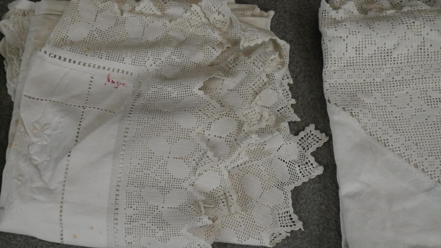 A large collection of antique and vintage lace and crocheted items. Including table cloths, - Image 3 of 4
