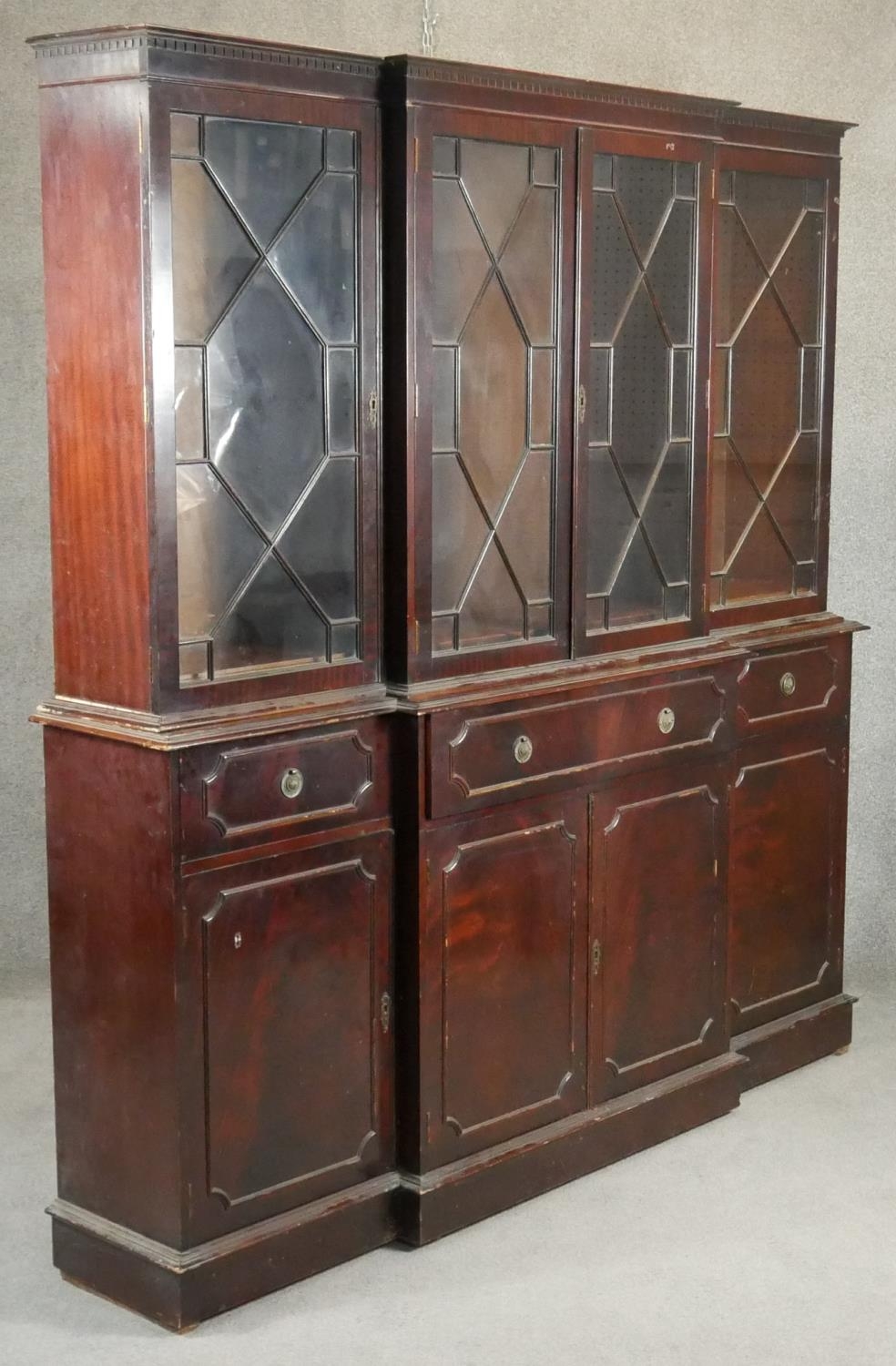 A Georgian style mahogany breakfront library bookcase. H.195 W.182 D.35cm - Image 5 of 6