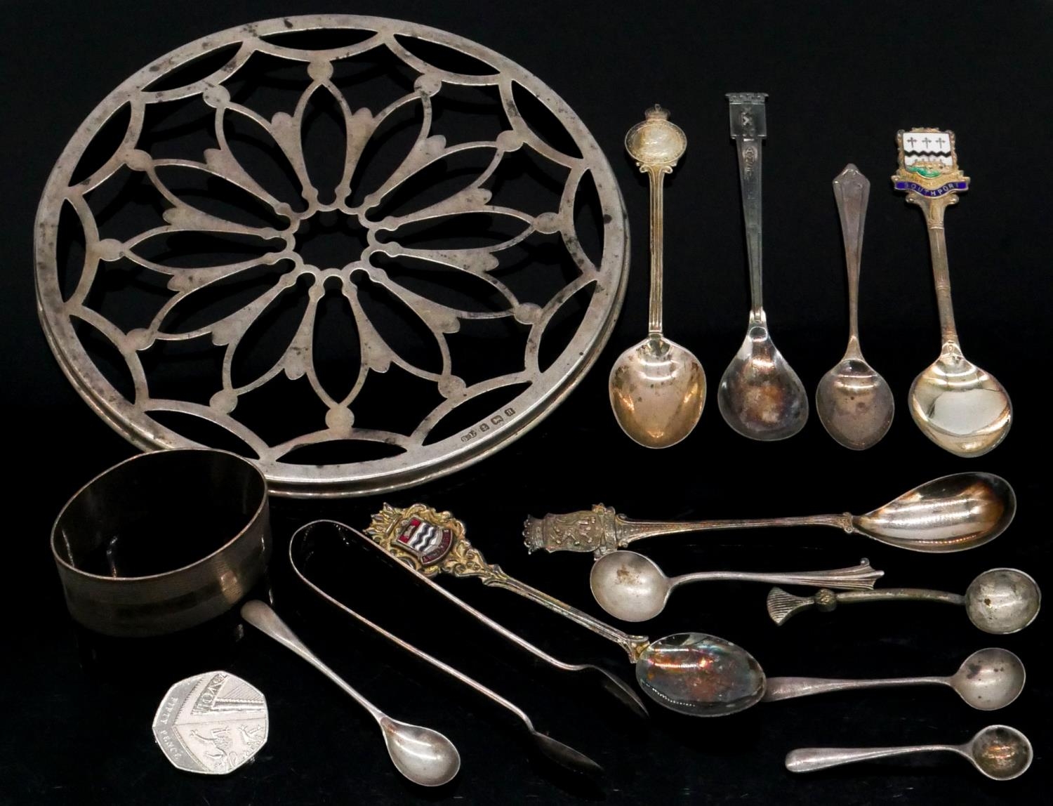 A collection of silver and silver plated teaspoons and other silver items. Including a pierced - Image 8 of 8