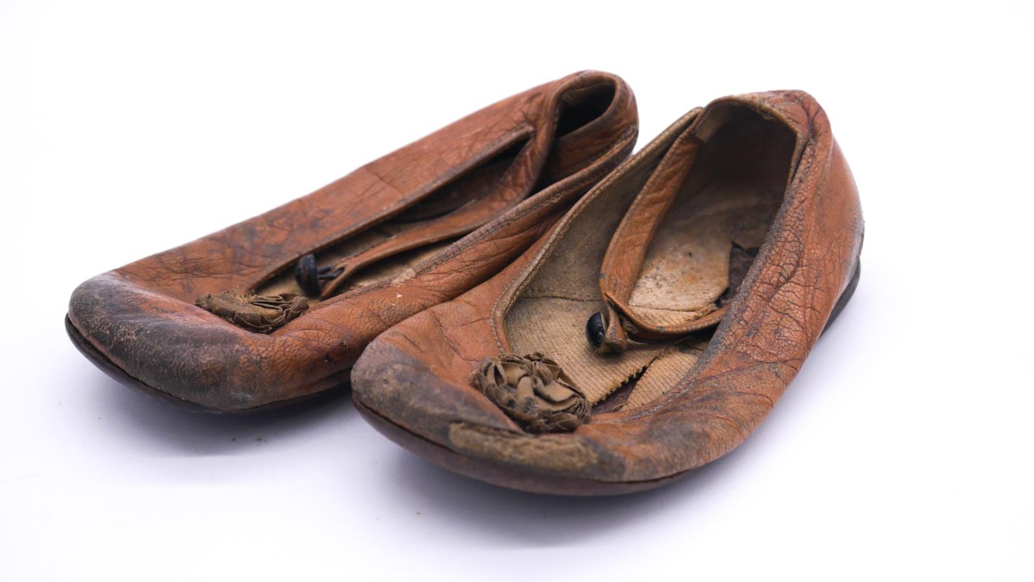 Two pairs of antique leather children's shoes, one with button fastening and one with laces. L.18cm - Image 4 of 6