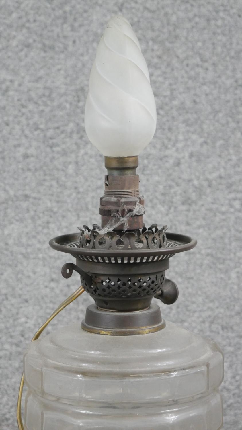A Victorian brass converted oil lamp with opaque black glass base and frosted and etched glass shade - Image 3 of 5