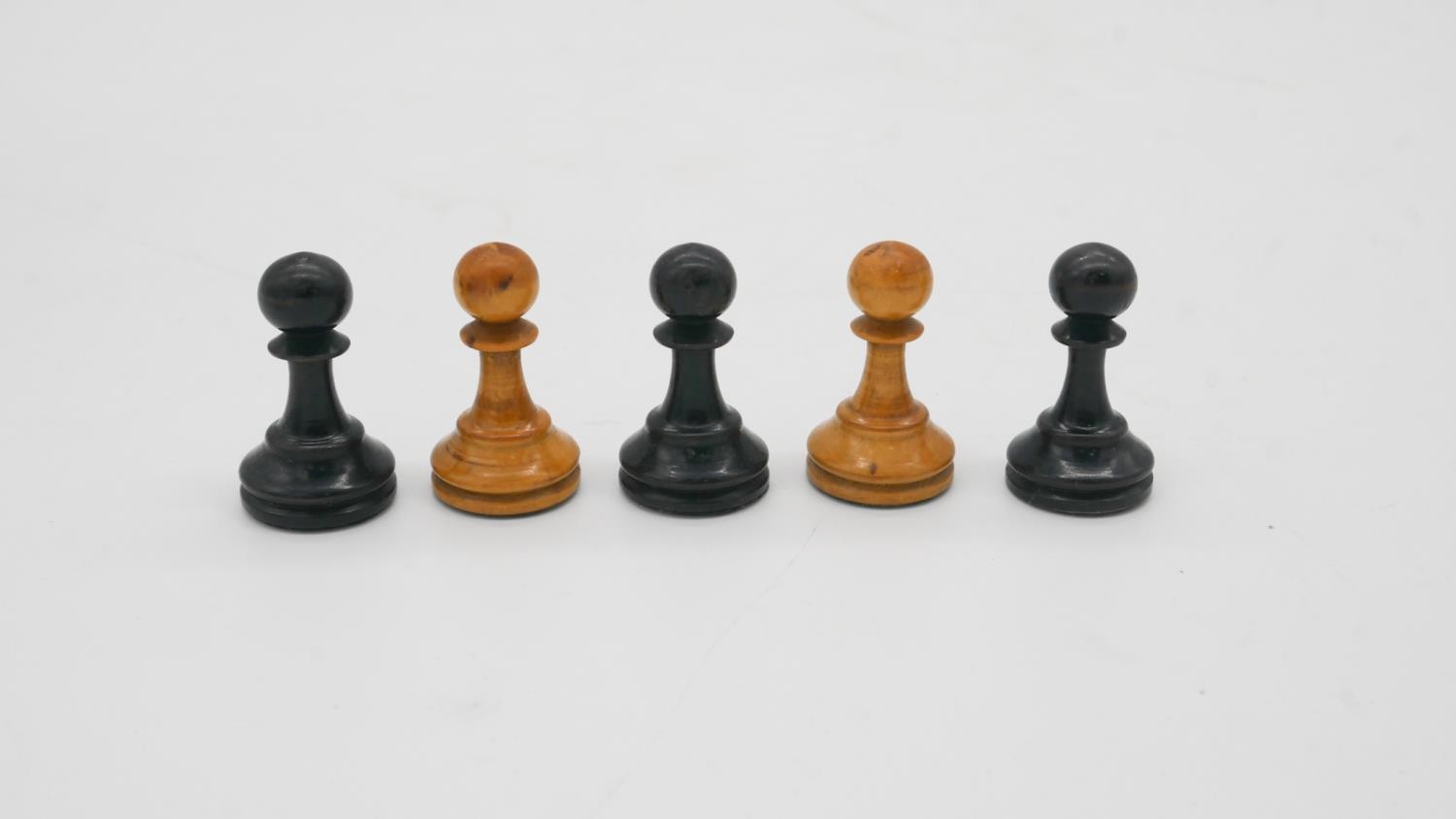 A Staunton style box wood complete chess set, each piece with weighted base. - Image 4 of 4