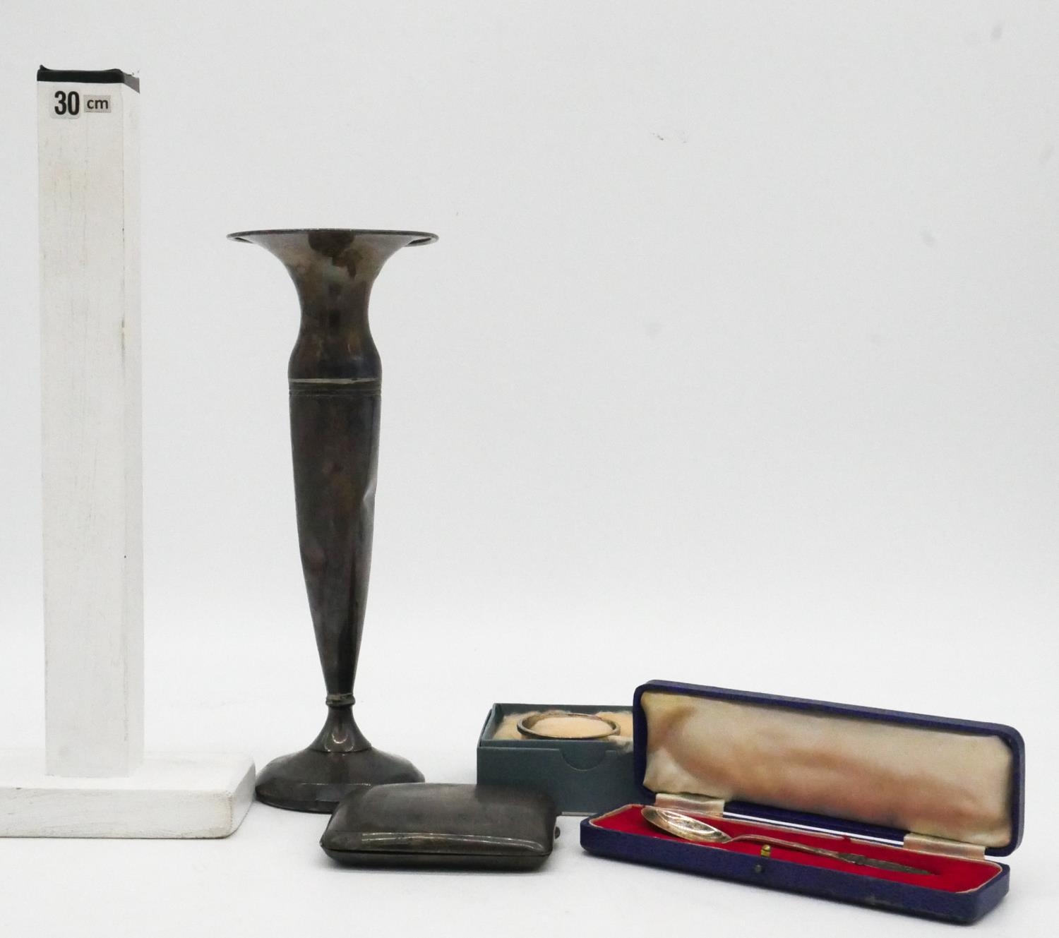 A collection of antique silver. Including a weighted silver flower vase, hallmarked: HWLd for - Image 10 of 10