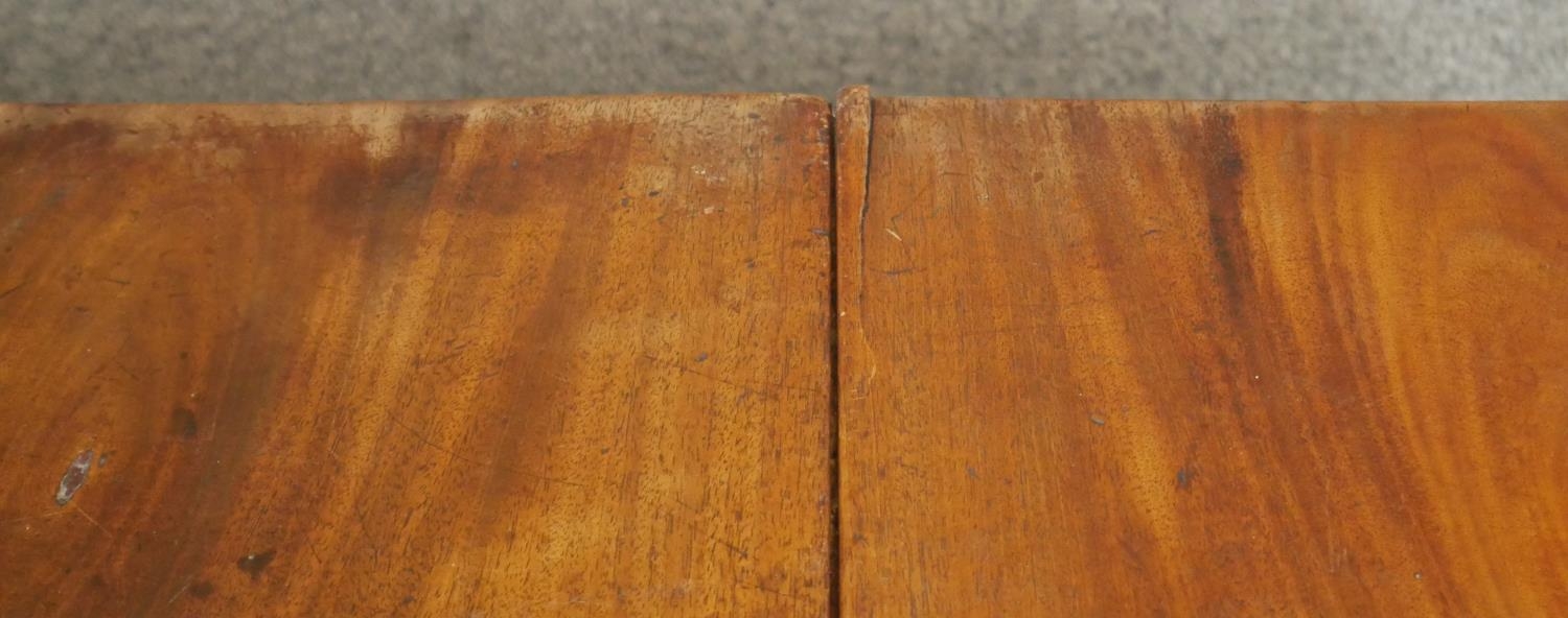 A Georgian mahogany drop flap dining table with gate leg action on square section supports. H.72 L. - Image 5 of 6