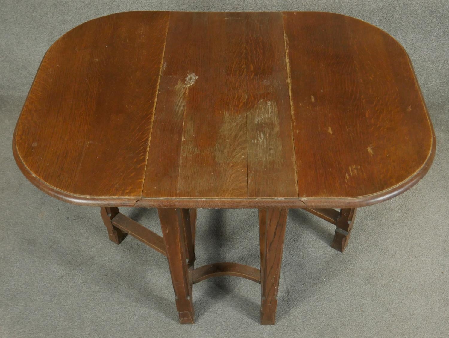 A mid century oak drop leaf table. H.73 W.34 D.76cm - Image 5 of 6