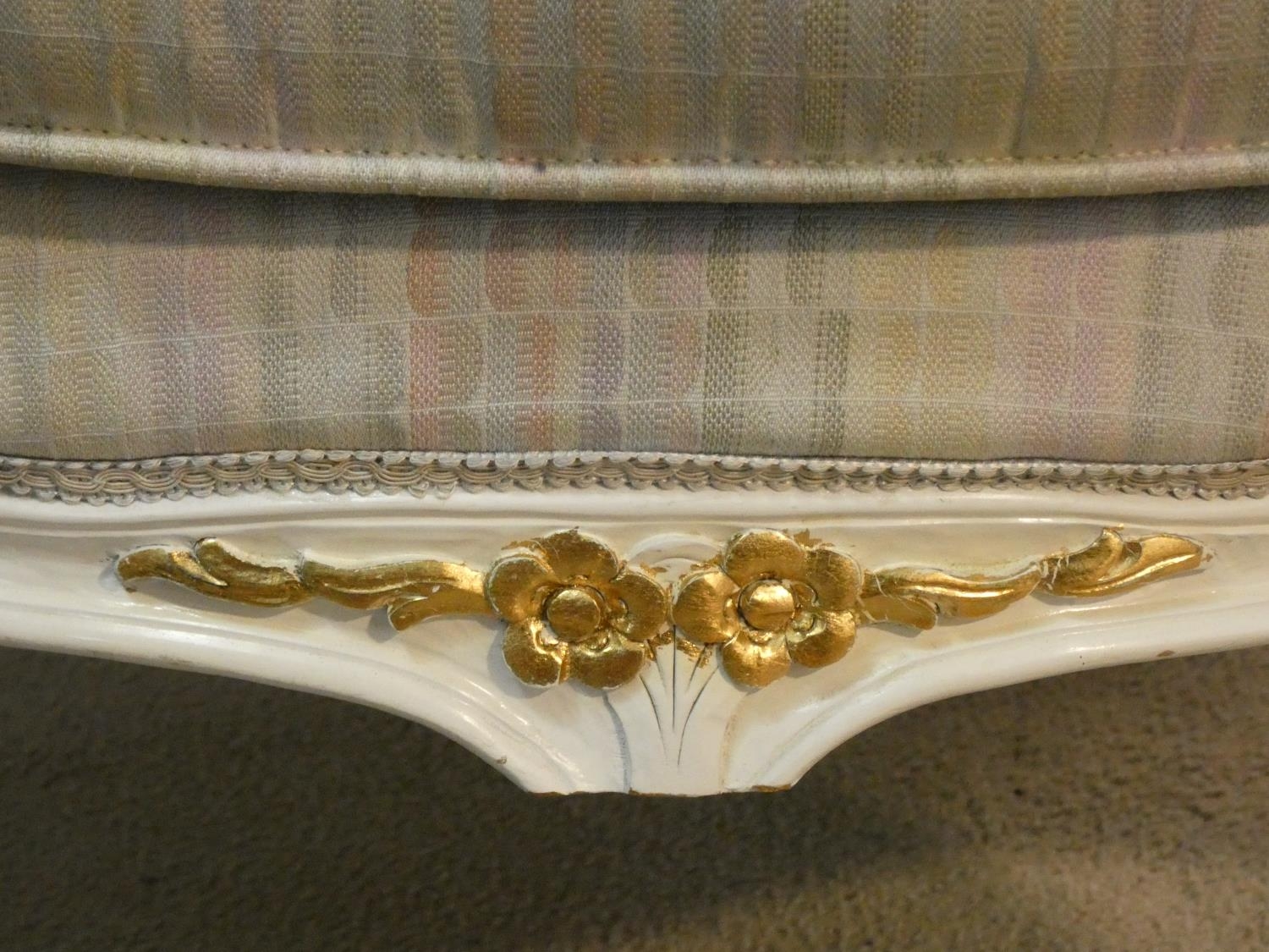A pair of Louis XV style tub armchairs in damask upholstery and gilt and white painted frames on - Image 6 of 10