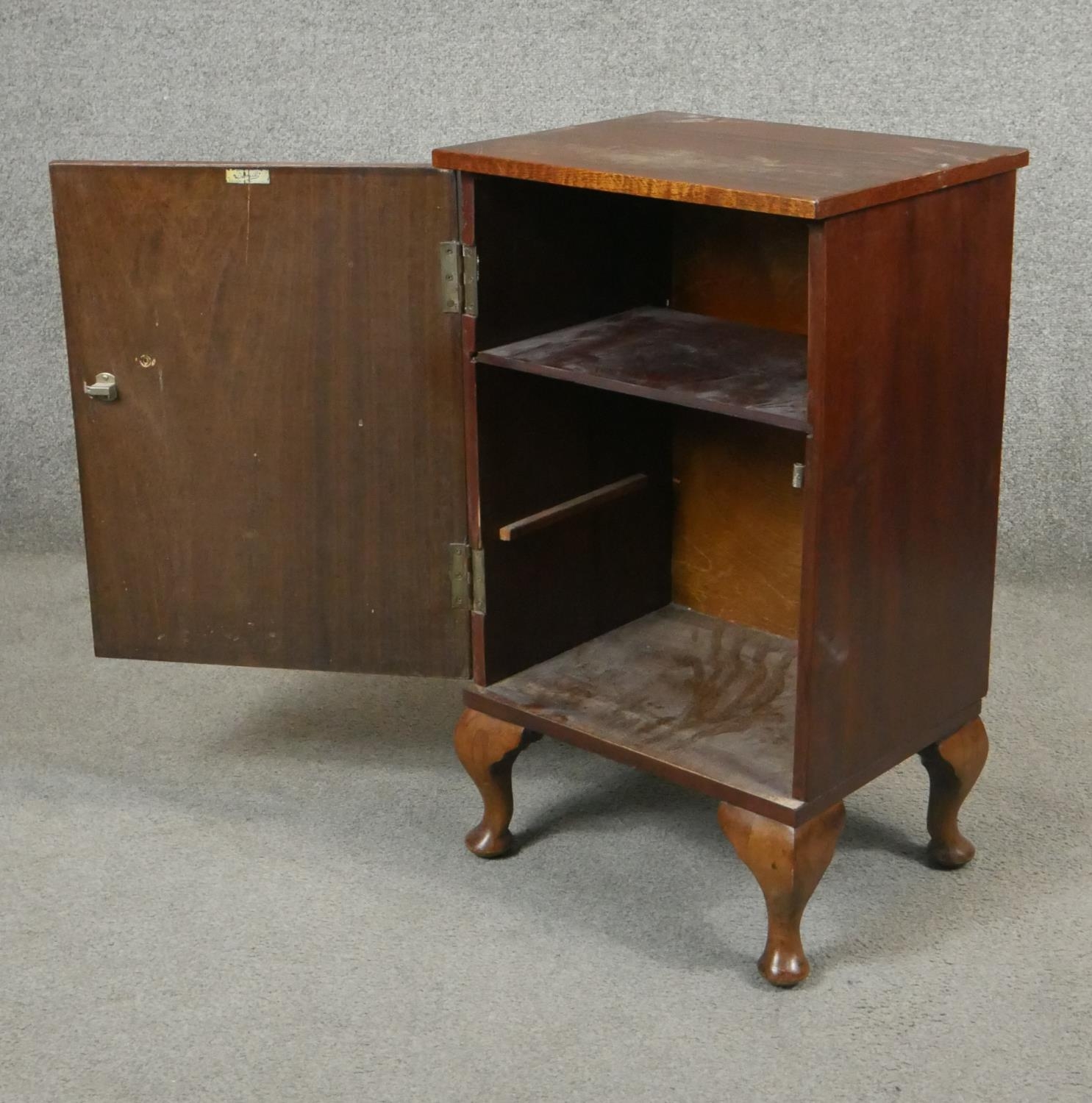 A pair of Georgian style mahogany pot cupboards. H.68 W.40 D.32cm - Image 3 of 4