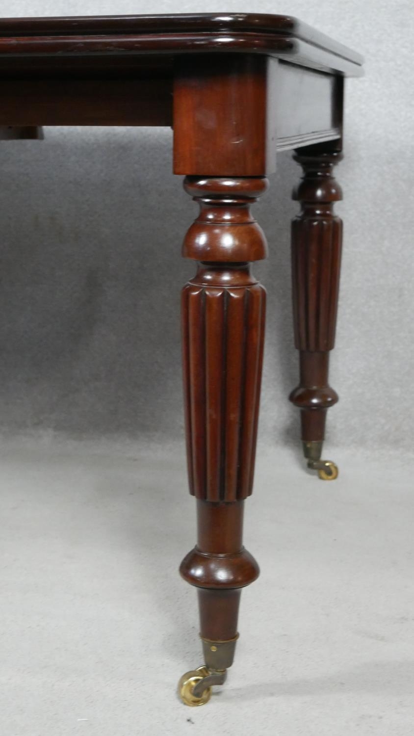 A William IV style mahogany extending dining table with two extra leaves on reeded tapering supports - Image 4 of 5