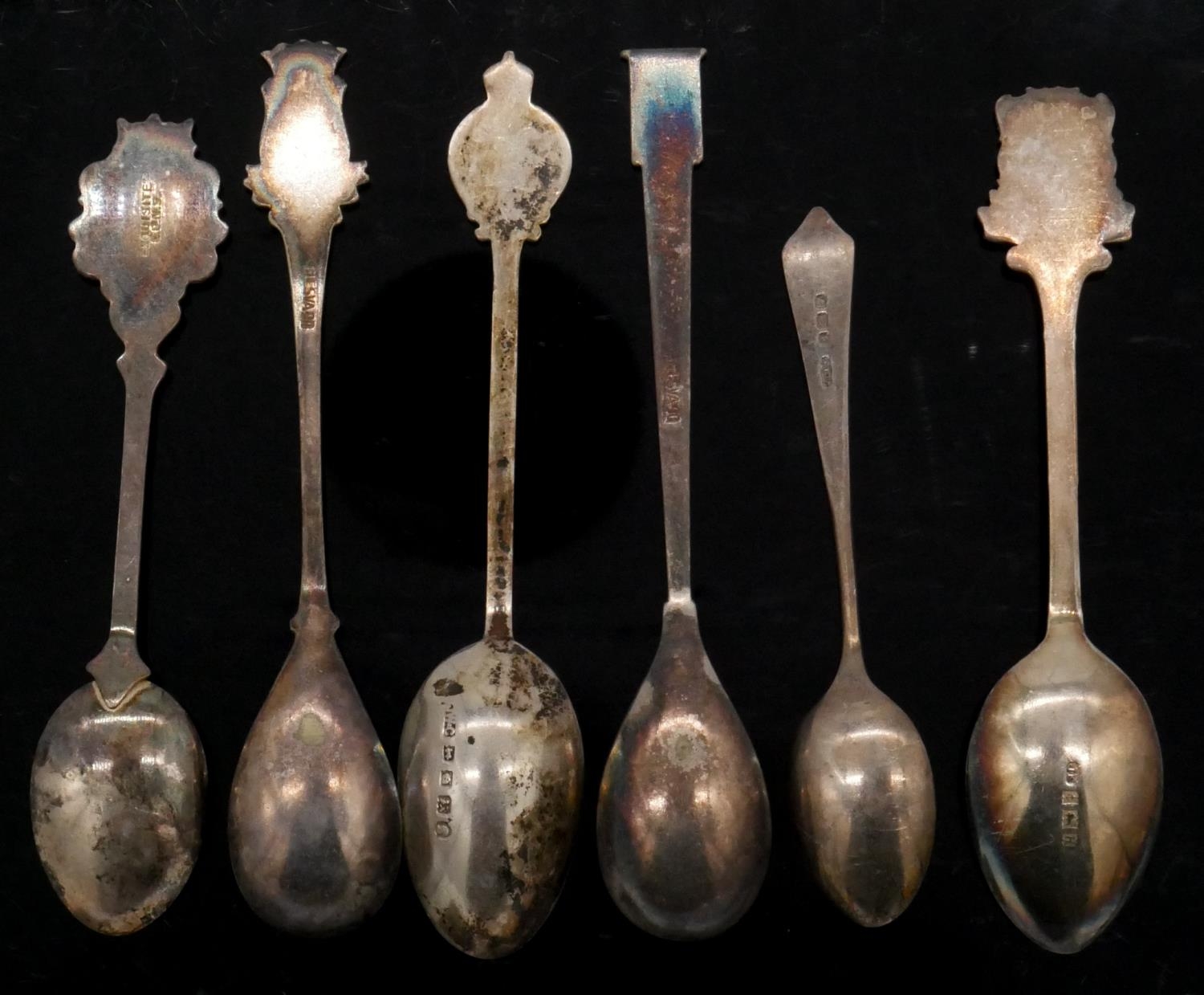 A collection of silver and silver plated teaspoons and other silver items. Including a pierced - Image 4 of 8