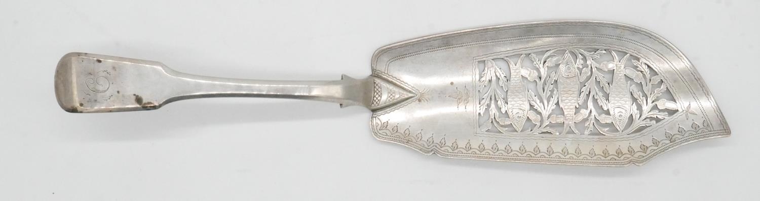 A Georgian silver pierced design fish server. Decorated with fish and acorn motifs. Hallmarked: WK