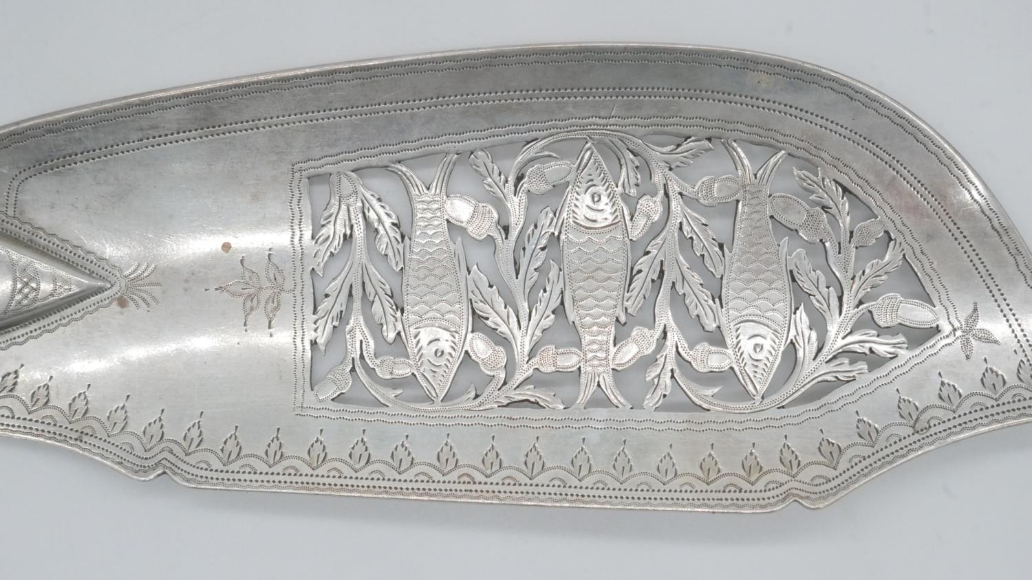 A Georgian silver pierced design fish server. Decorated with fish and acorn motifs. Hallmarked: WK - Image 3 of 6