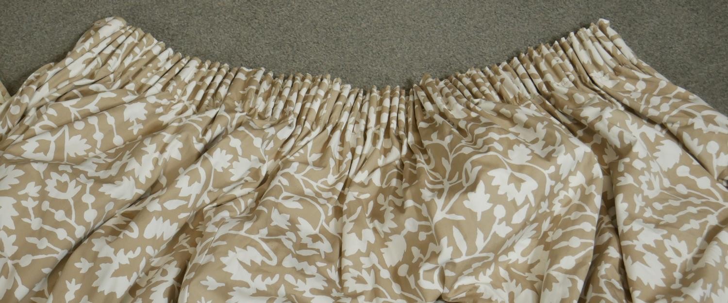 A pair of taupe ground stylised floral and foliate design lined curtains. With a pair of tie - Image 4 of 4