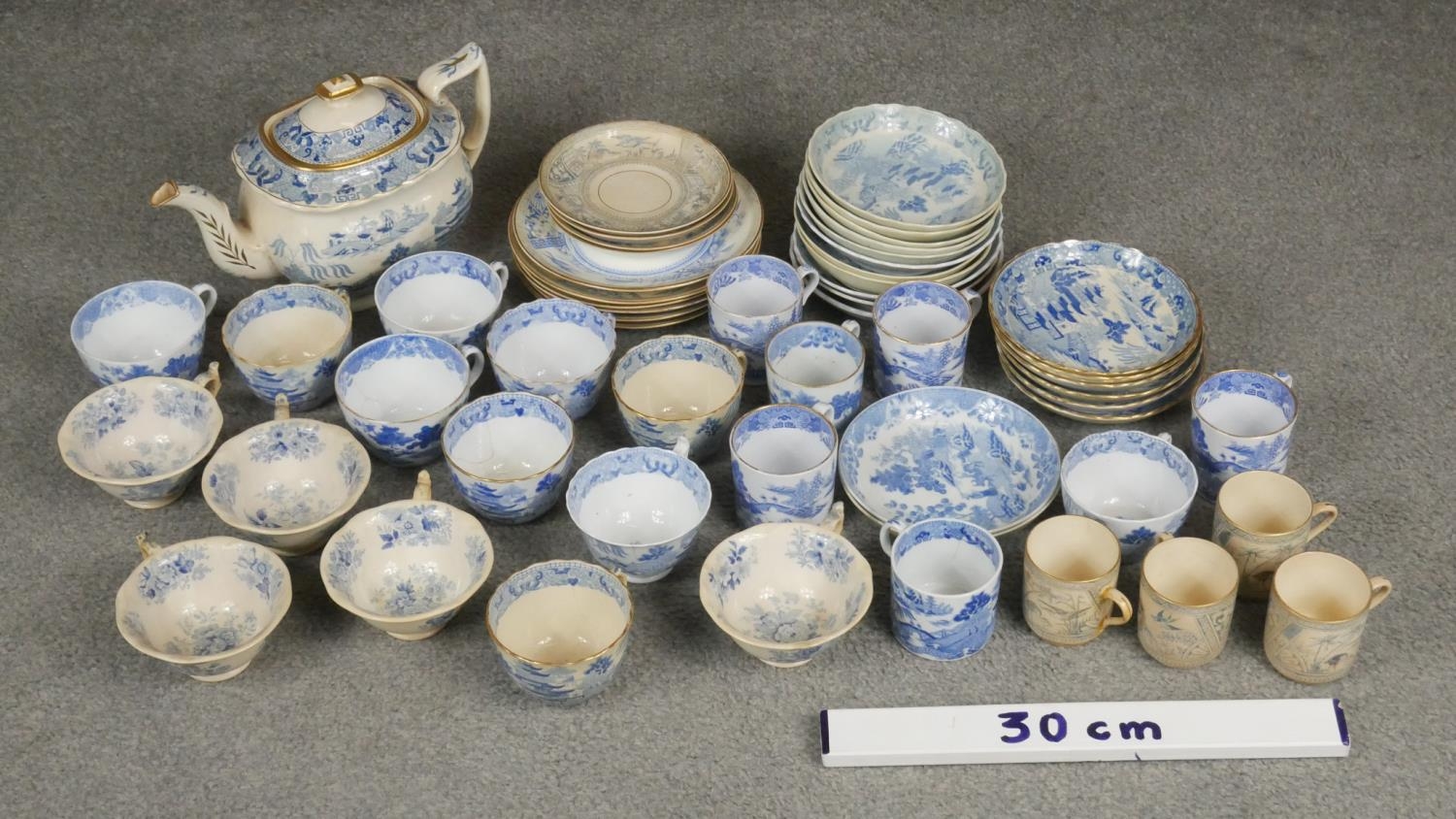A large collection of early 20th century blue and white china with Oriental design and blue willow - Image 10 of 10