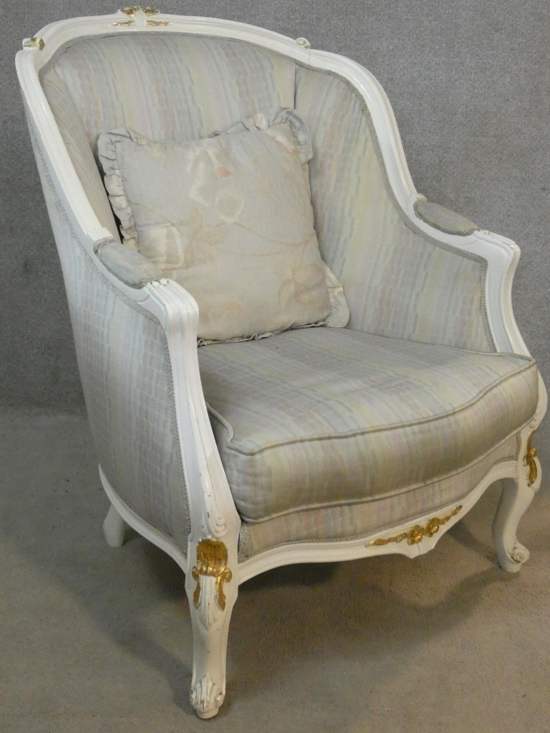 A pair of Louis XV style tub armchairs in damask upholstery and gilt and white painted frames on - Image 3 of 10