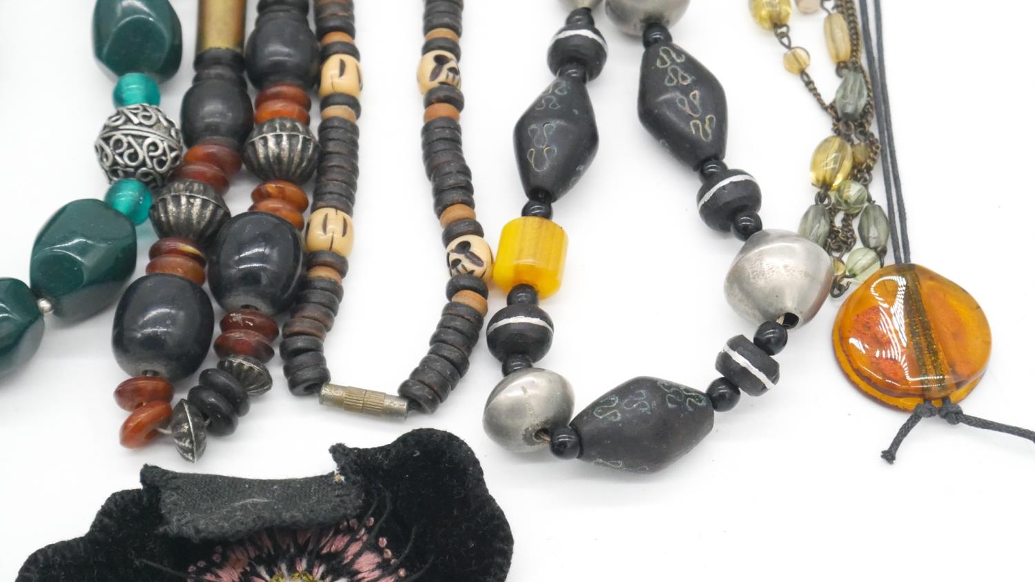 A collection of costume jewellery. Inluding a tribal cane glass bead necklace and other necklaces. - Image 5 of 6