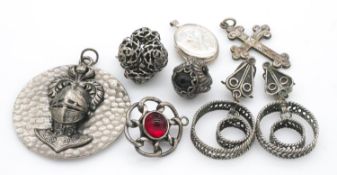 A collection of jewellery. Including a relief silvertone knights head pendant, a floral engraved