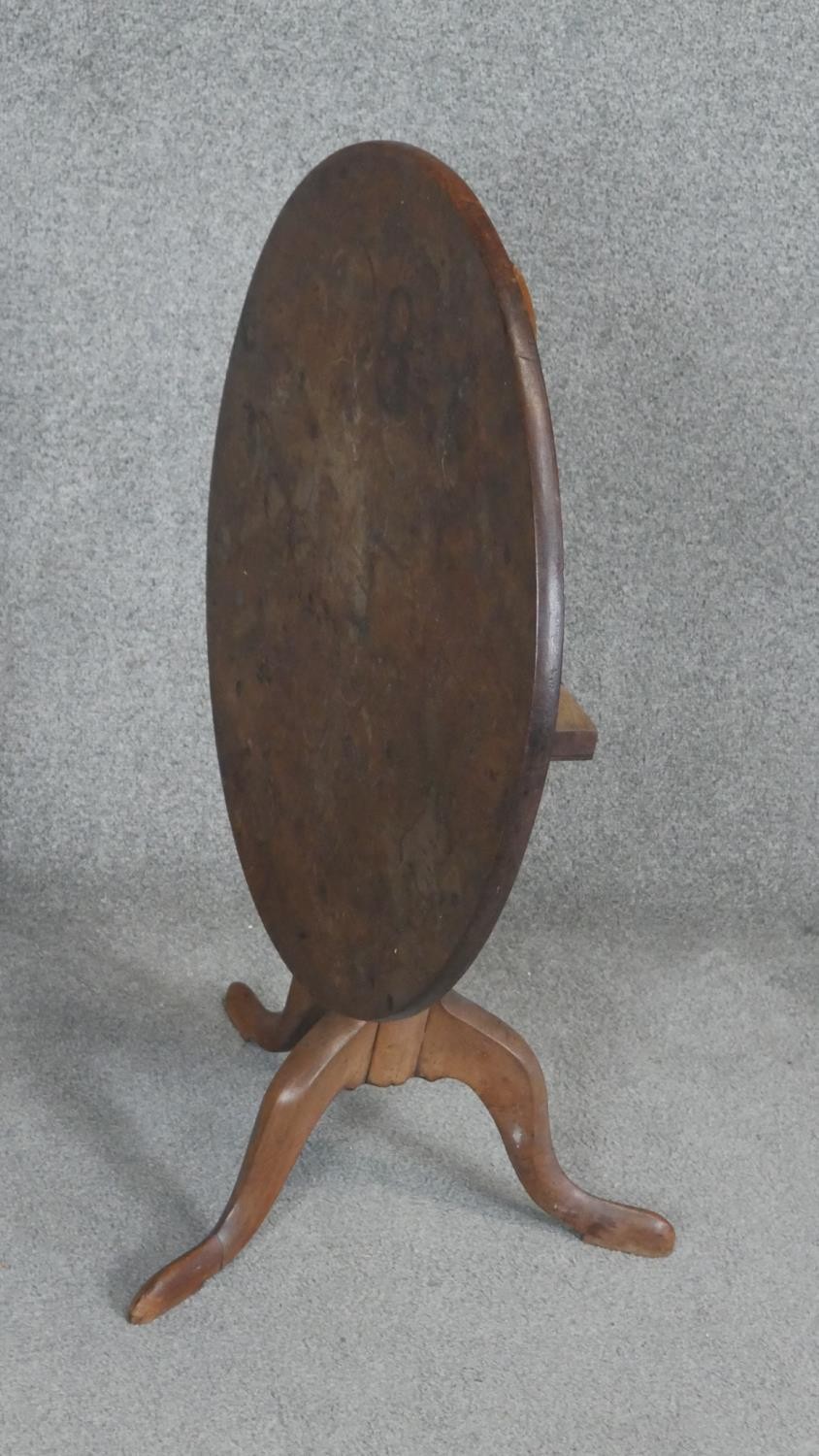 A Georgian oak tilt top occasional table on tripod cabriole supports. H50 D60cm - Image 3 of 3