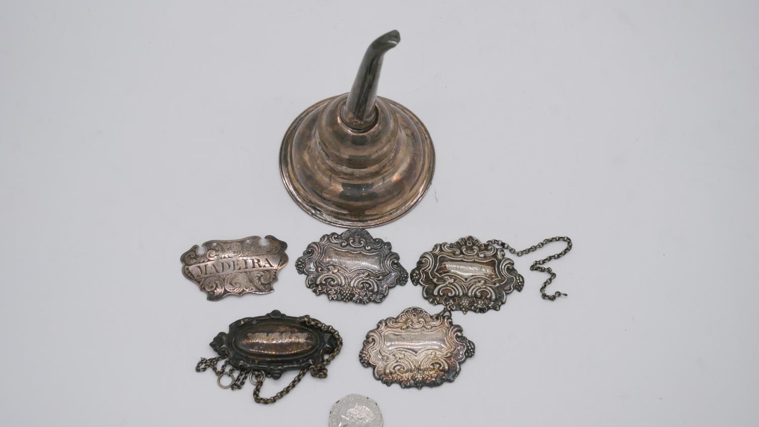 A Georgian silver wine funnel along with five silver drinks labels. Weight 109g - Image 2 of 5