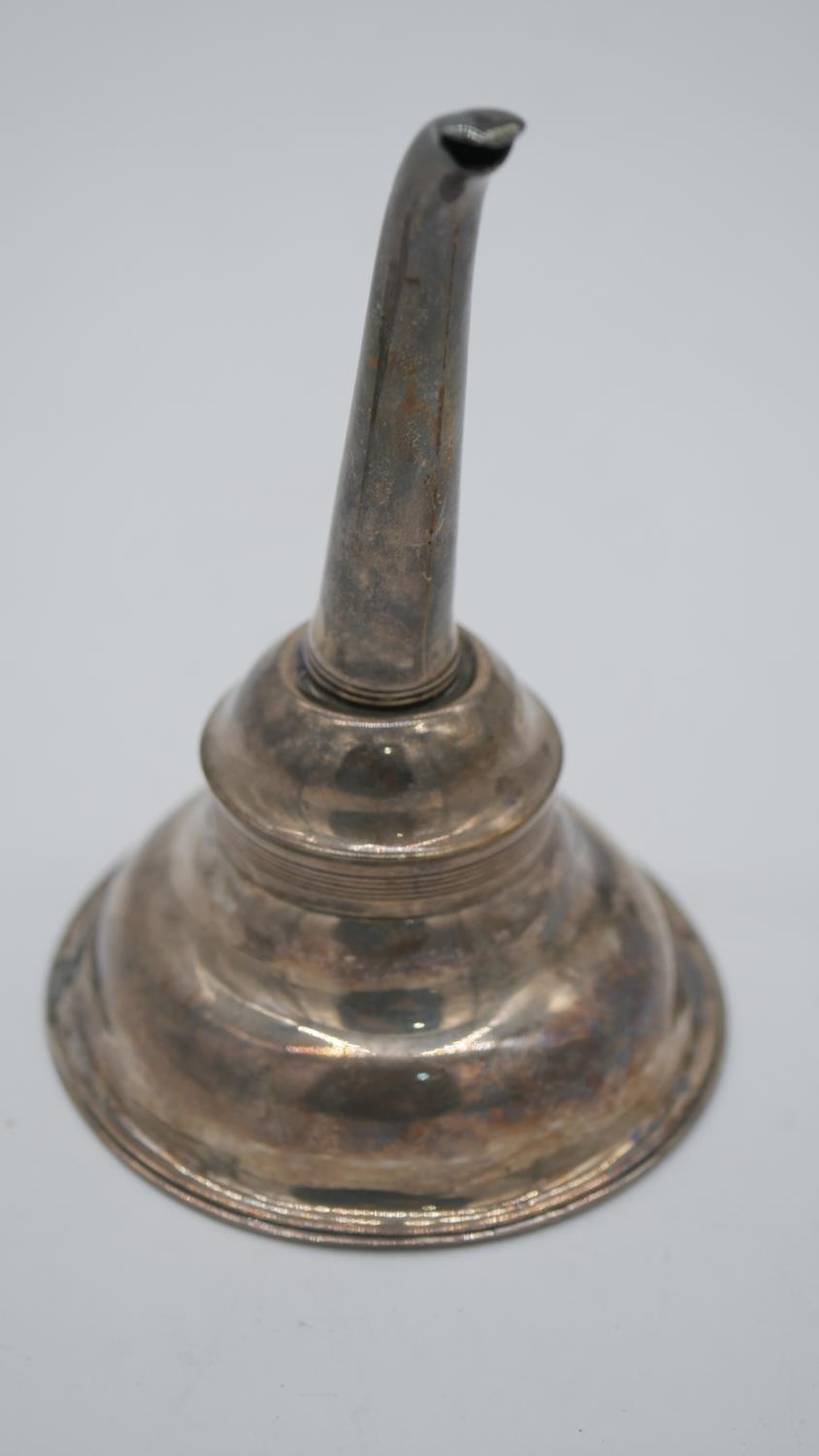 A Georgian silver wine funnel along with five silver drinks labels. Weight 109g - Image 5 of 5