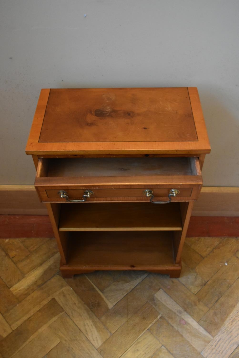 A Georgian style yew wood side cabinet. H.71 W.46 D.26cm - Image 3 of 5