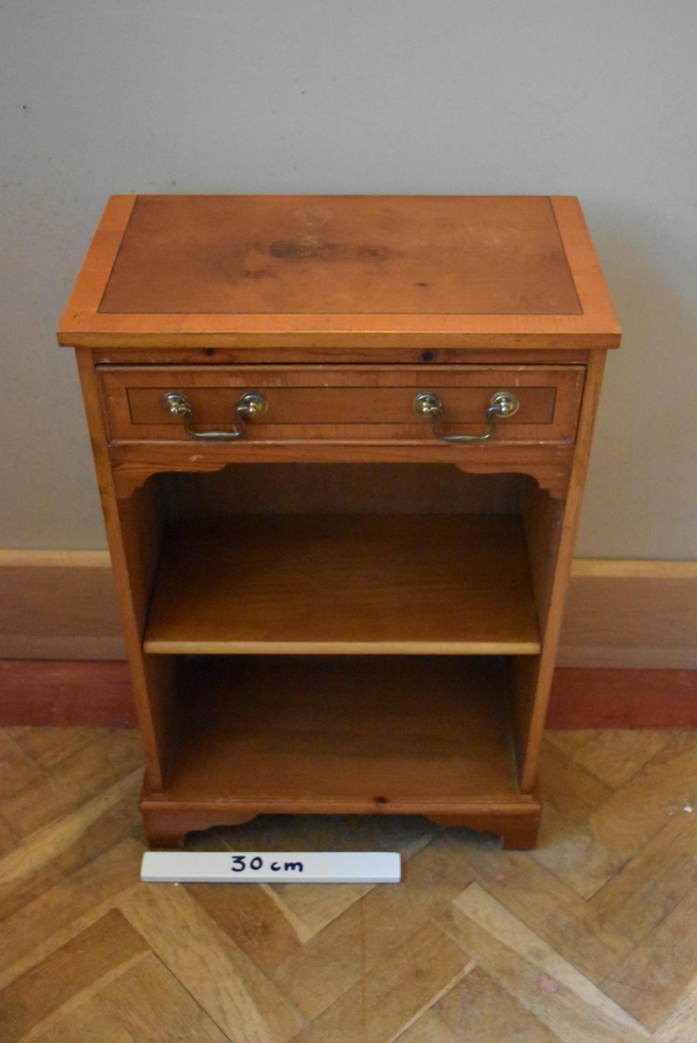 A Georgian style yew wood side cabinet. H.71 W.46 D.26cm - Image 5 of 5