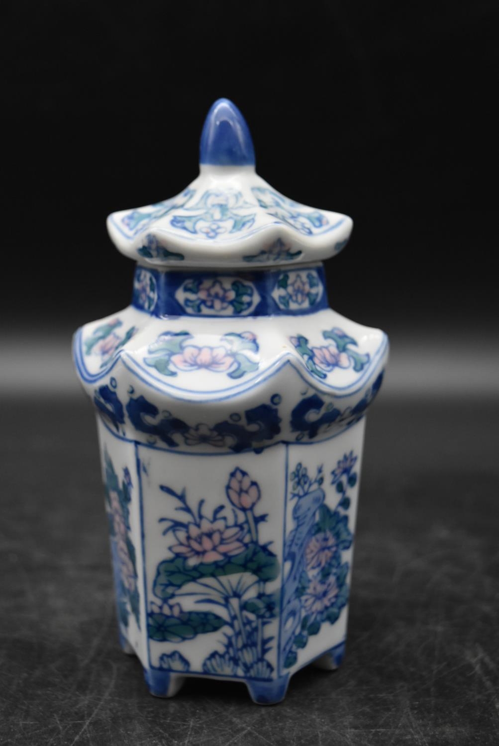 A collection of blue and white chinaware. Including, a chinese vase, pagoda form pot, floral - Image 5 of 11