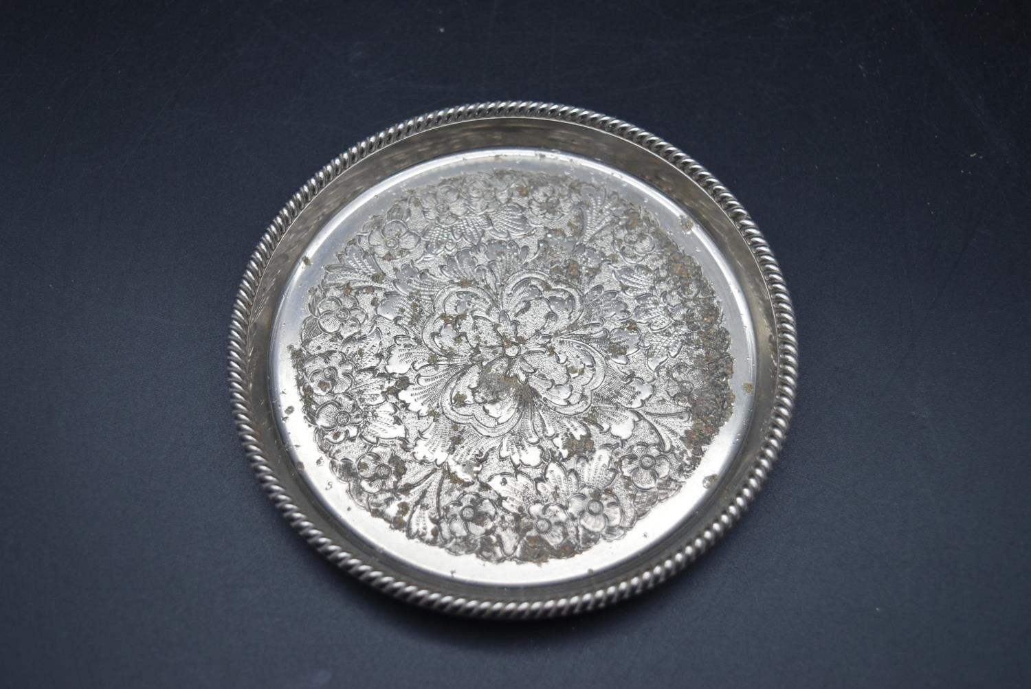 A collection of various silver plate. Including two small dishes with classic decoration, three - Image 5 of 15