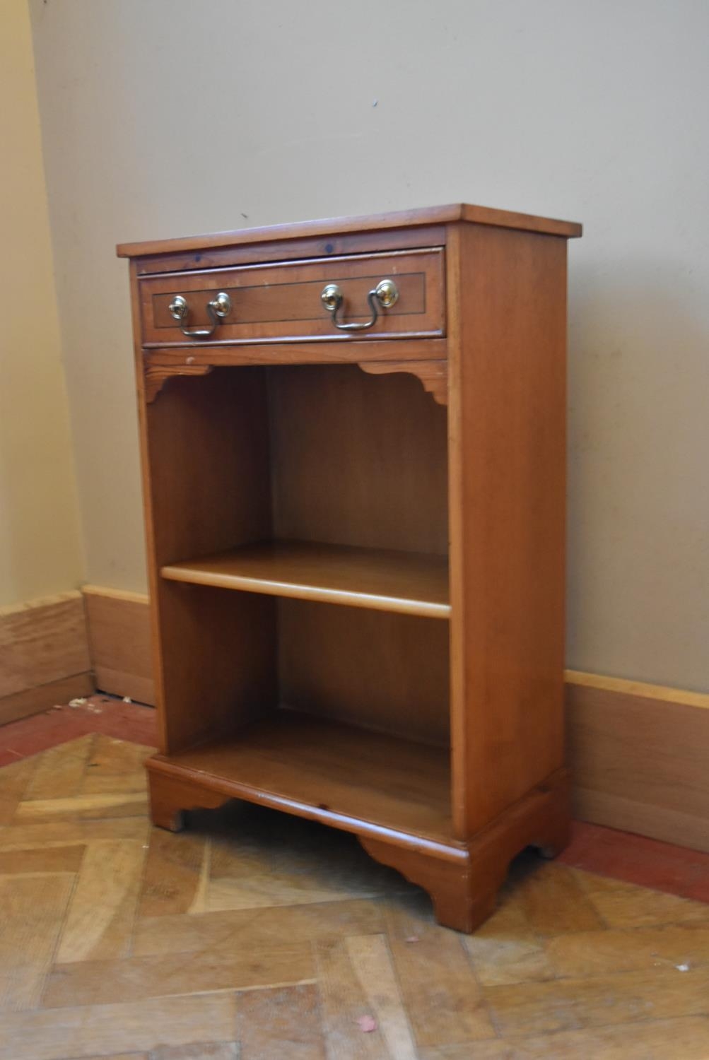 A Georgian style yew wood side cabinet. H.71 W.46 D.26cm - Image 4 of 5