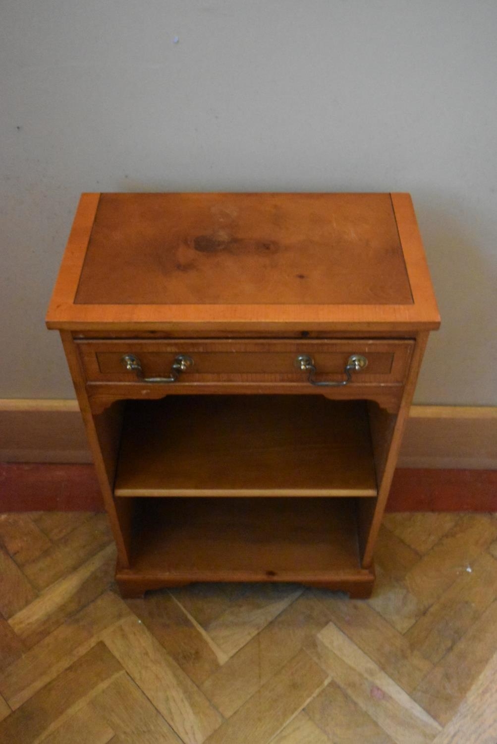 A Georgian style yew wood side cabinet. H.71 W.46 D.26cm - Image 2 of 5