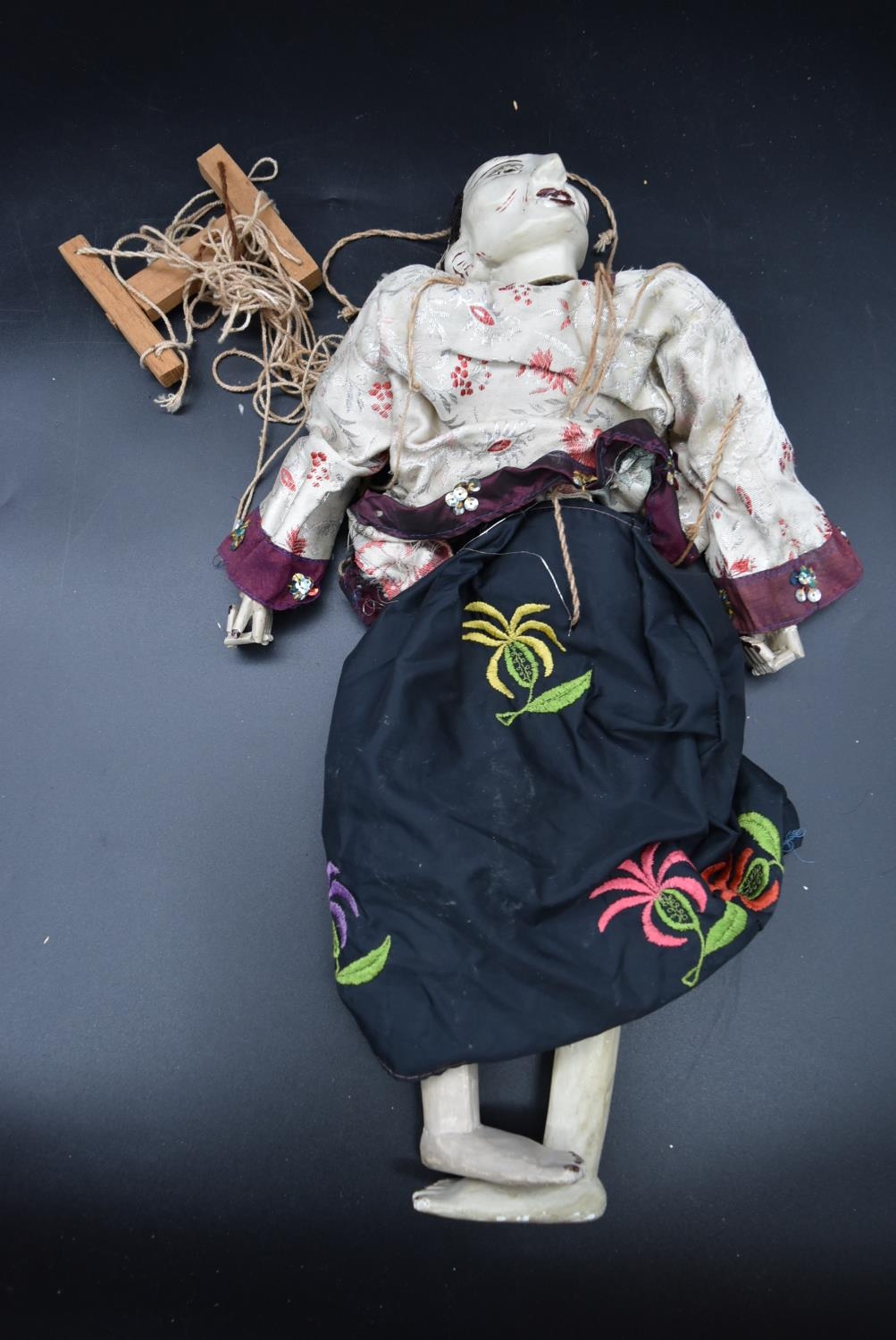 A collection of 20th century Indonesian dolls & puppets. H.60cm (largest doll) (5) - Image 9 of 10