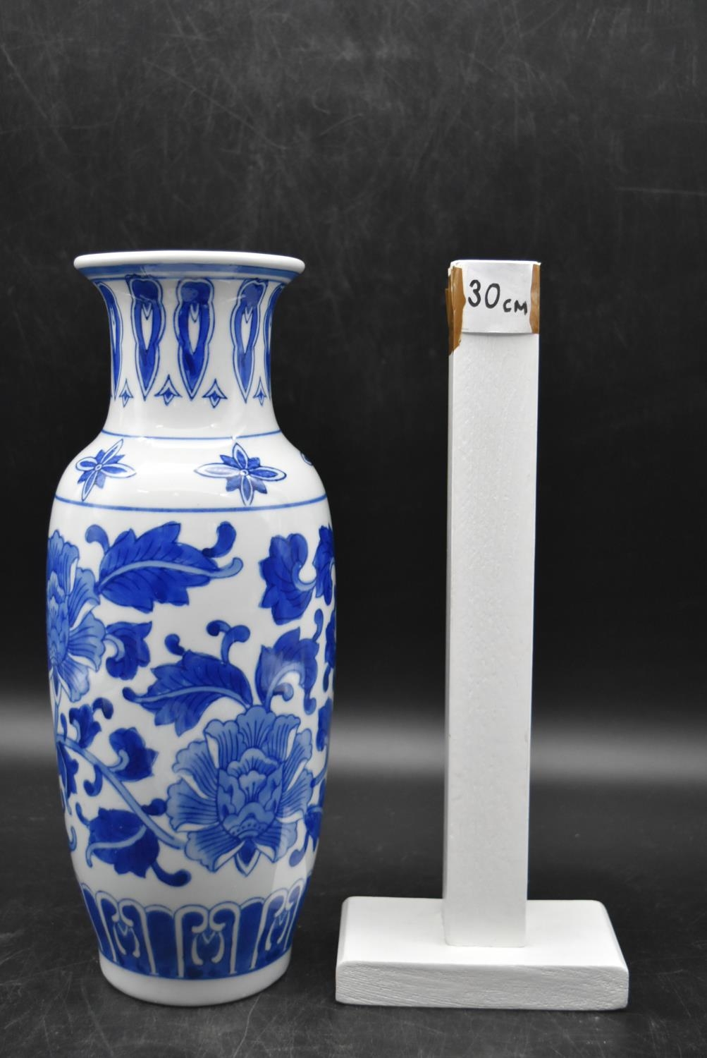 A collection of blue and white chinaware. Including, a chinese vase, pagoda form pot, floral - Image 11 of 11