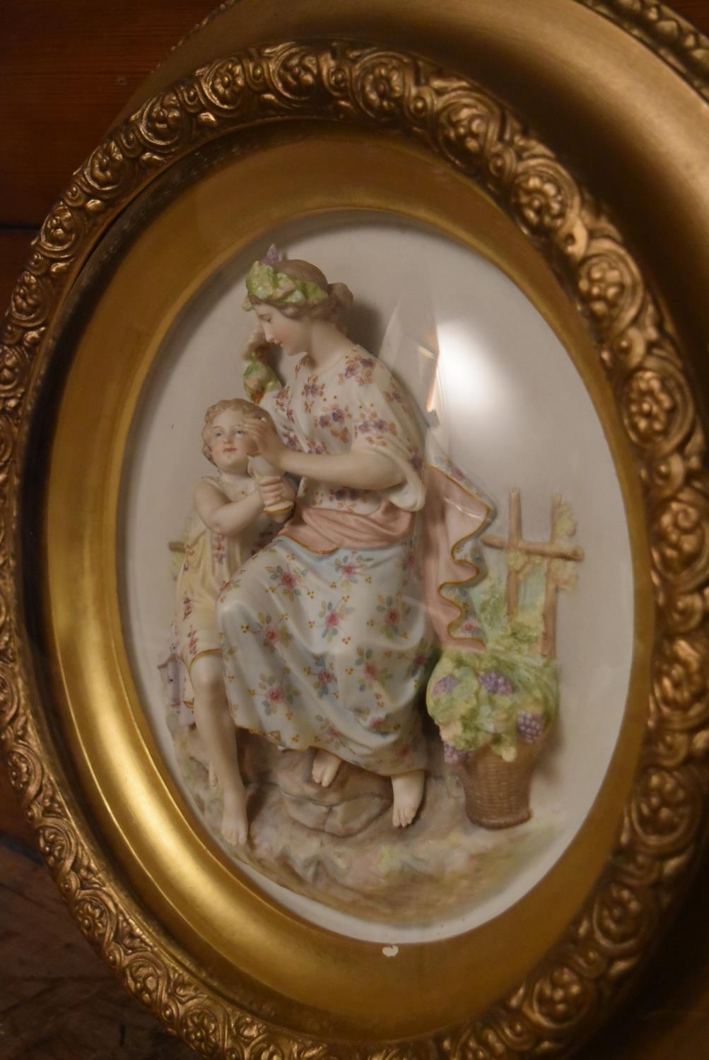 A pair of early 20th century Meissen style porcelain figural relief plaques in carved gilt frames - Image 3 of 8