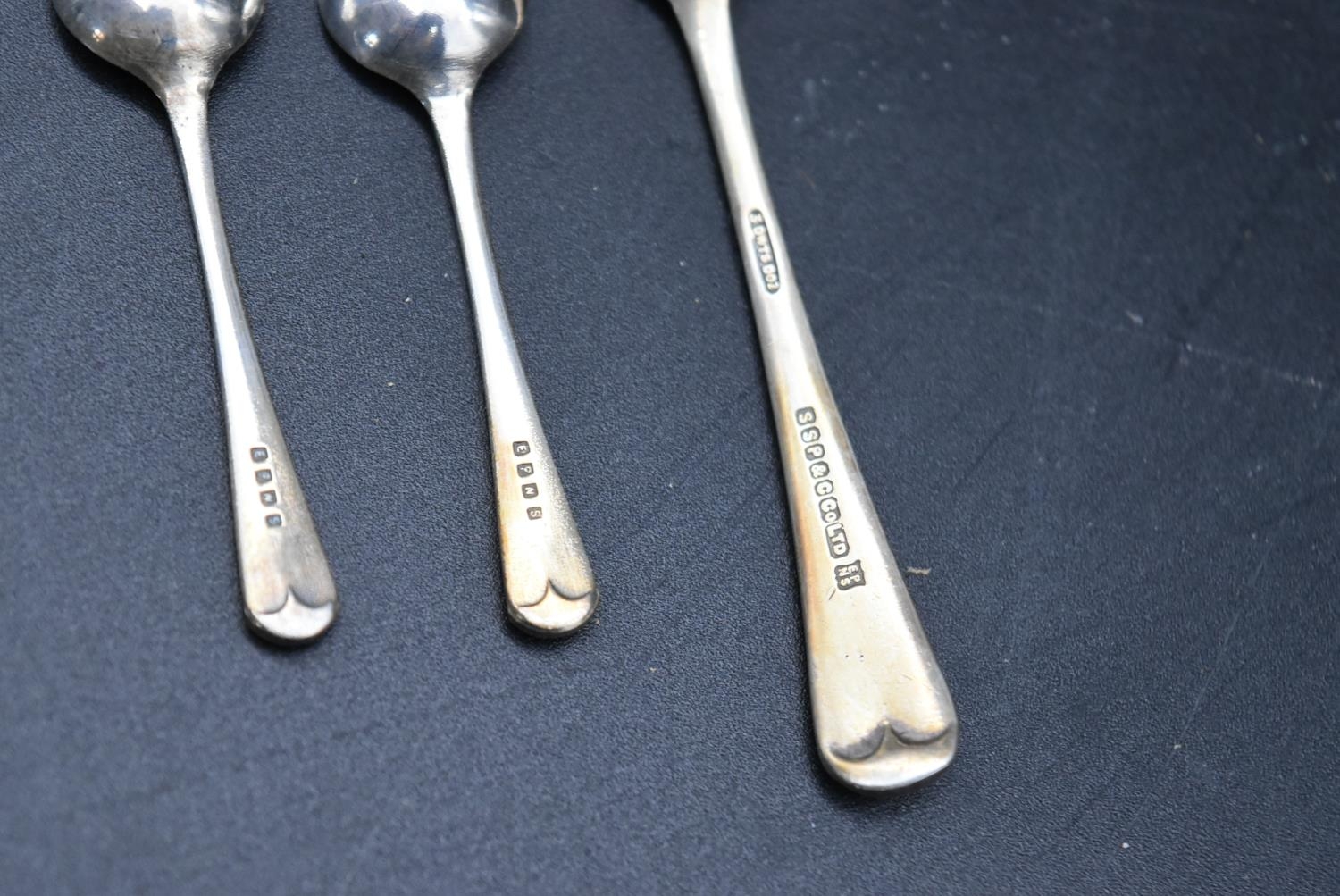 A collection of various silver plate. Including two small dishes with classic decoration, three - Image 9 of 15