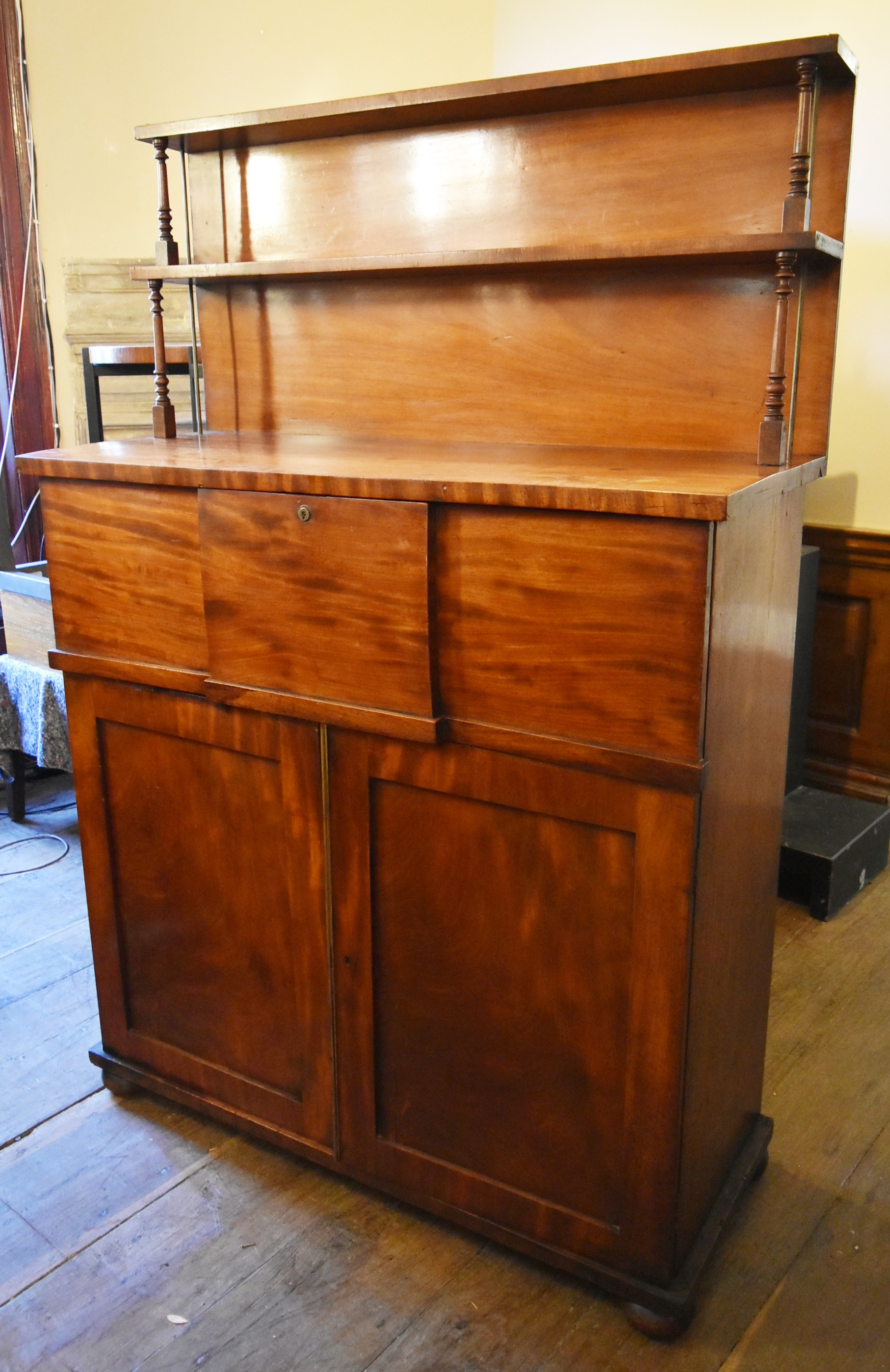 A 19th century mahogany chiffonier with raised and shelved upstand above deep frieze drawer and - Image 4 of 11