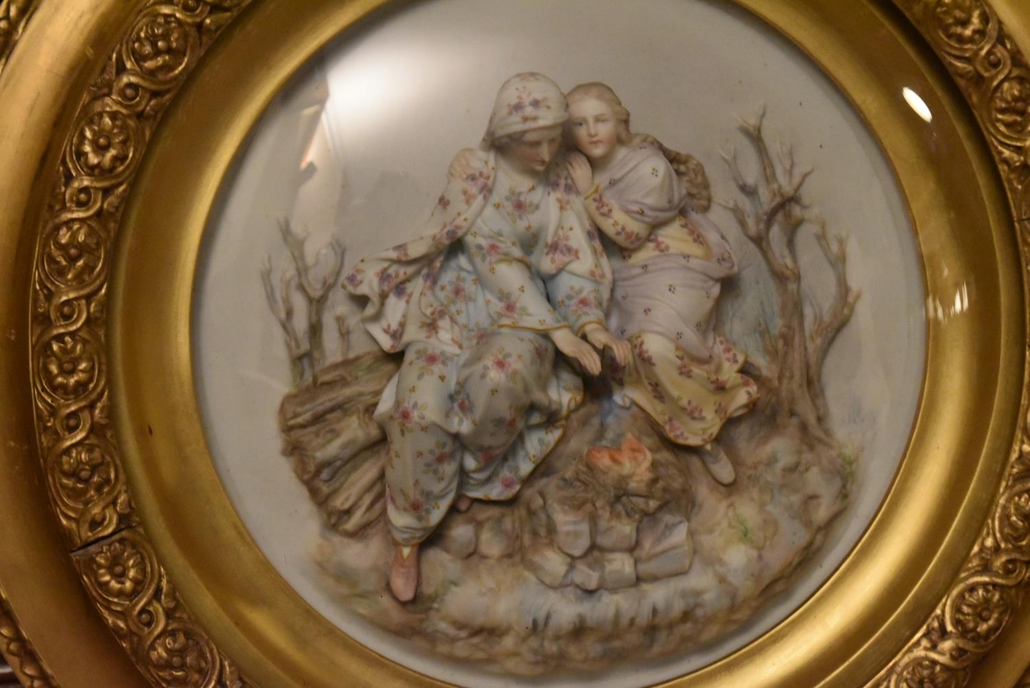 A pair of early 20th century Meissen style porcelain figural relief plaques in carved gilt frames - Image 5 of 8