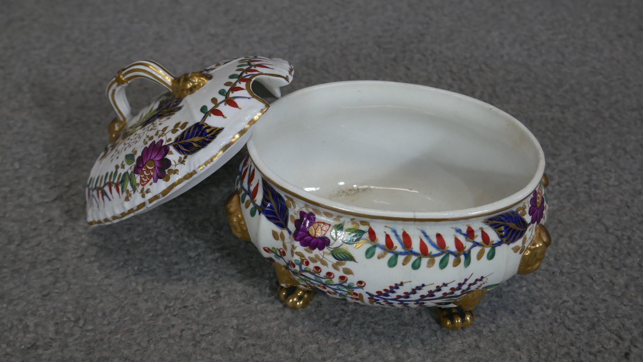 An 18th century 18 piece part Derby hand painted and gilded Japanese design dinner service. - Image 8 of 15