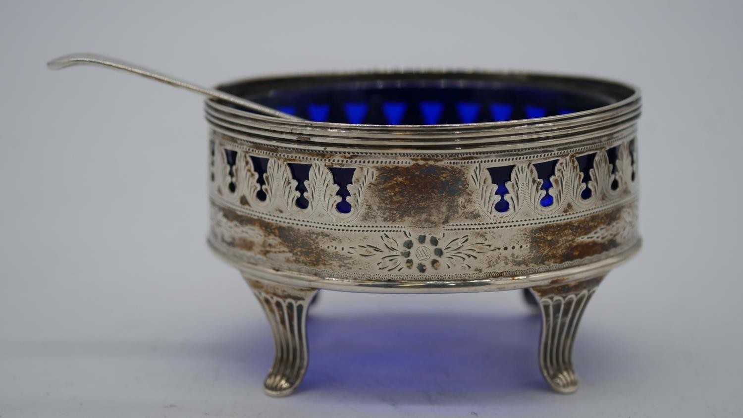 Two pairs of 19th century silver salts. One Georgian pair with blue glass liners and a pierced and - Image 3 of 9