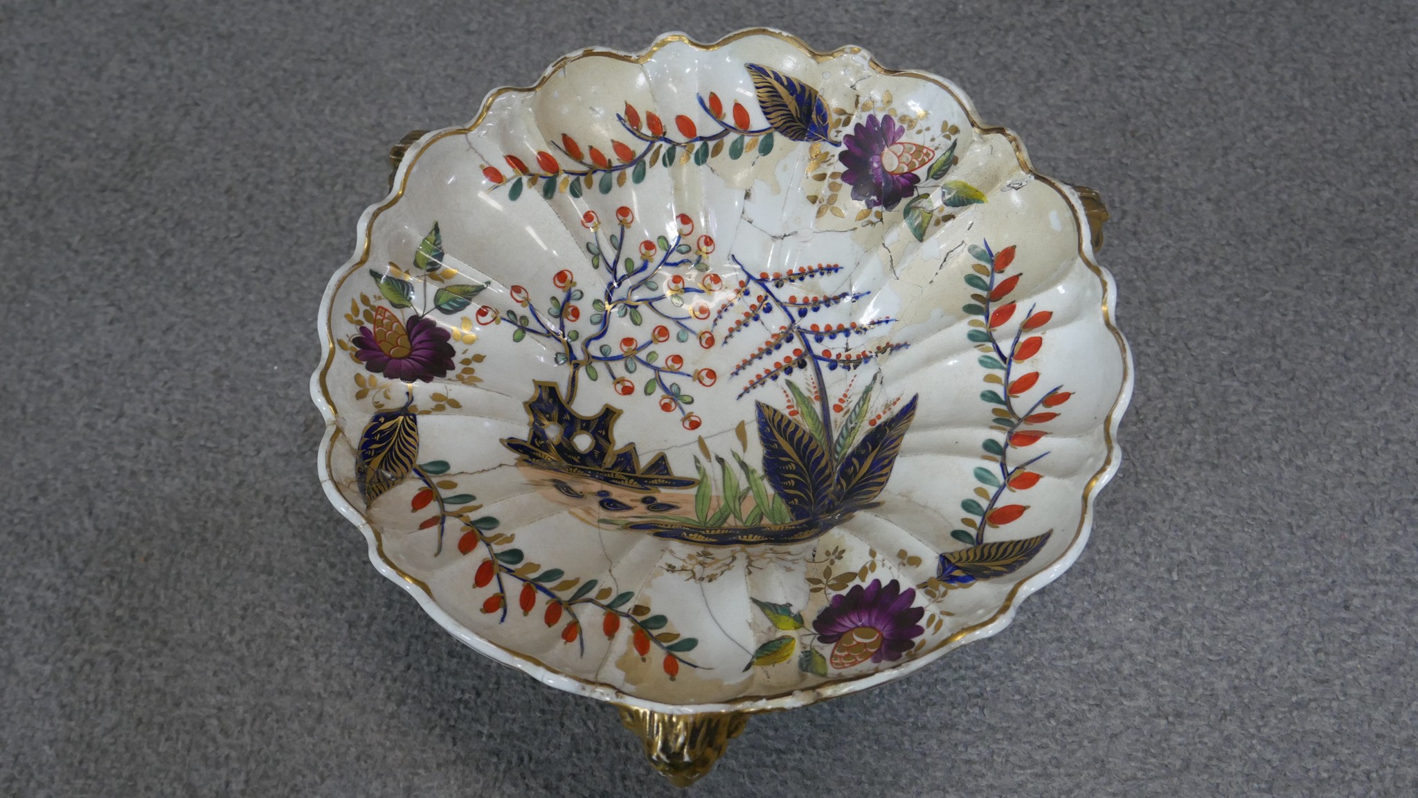 An 18th century 18 piece part Derby hand painted and gilded Japanese design dinner service. - Image 11 of 15