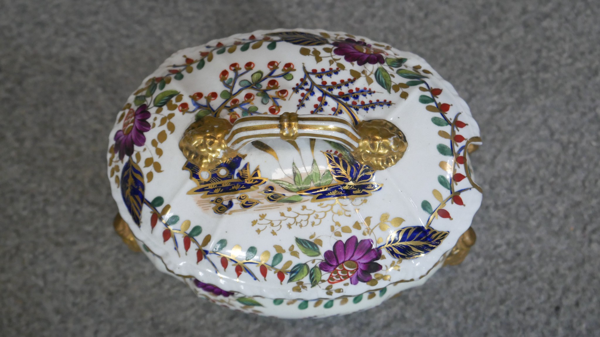 An 18th century 18 piece part Derby hand painted and gilded Japanese design dinner service. - Image 9 of 15