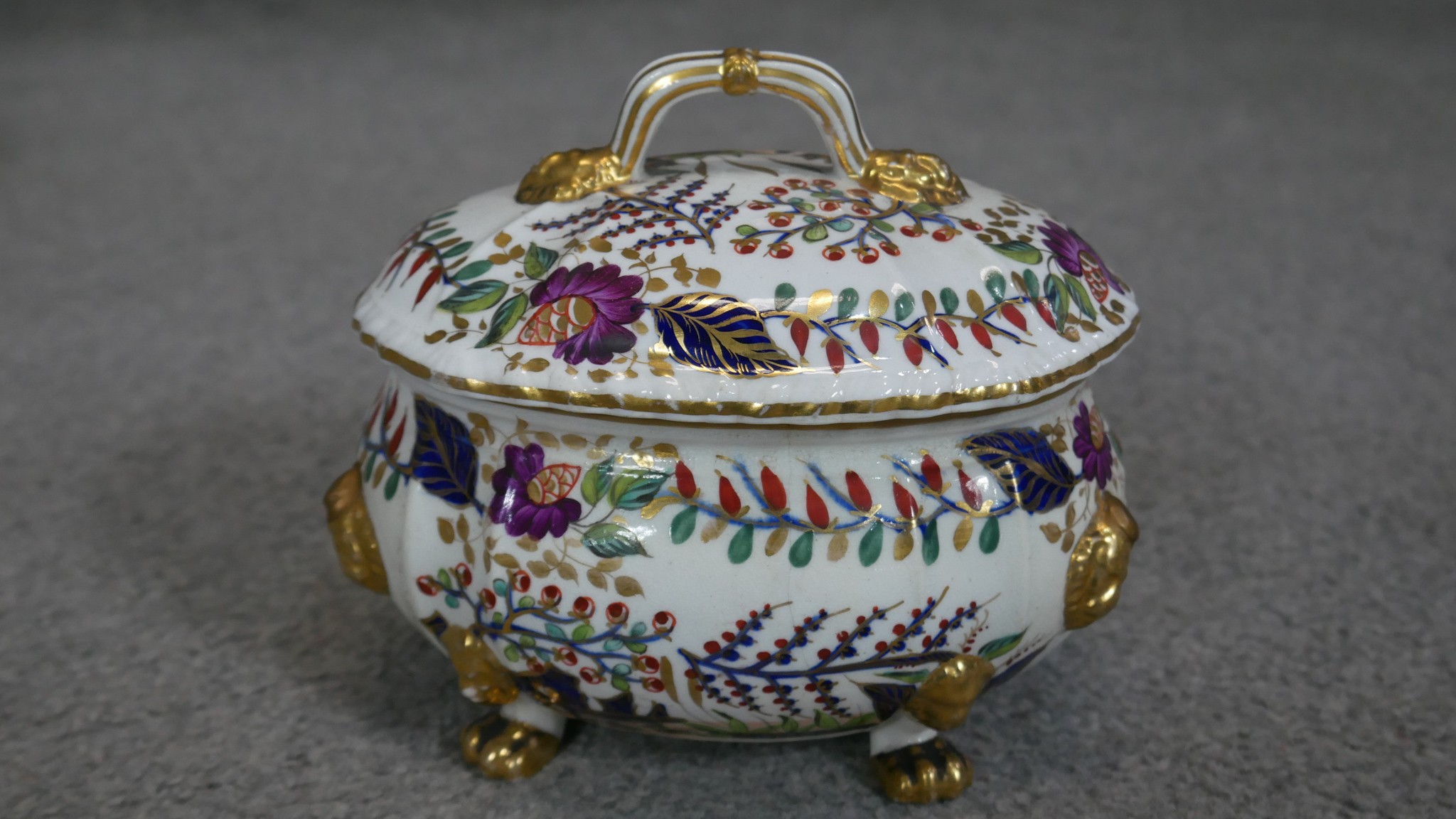 An 18th century 18 piece part Derby hand painted and gilded Japanese design dinner service. - Image 7 of 15