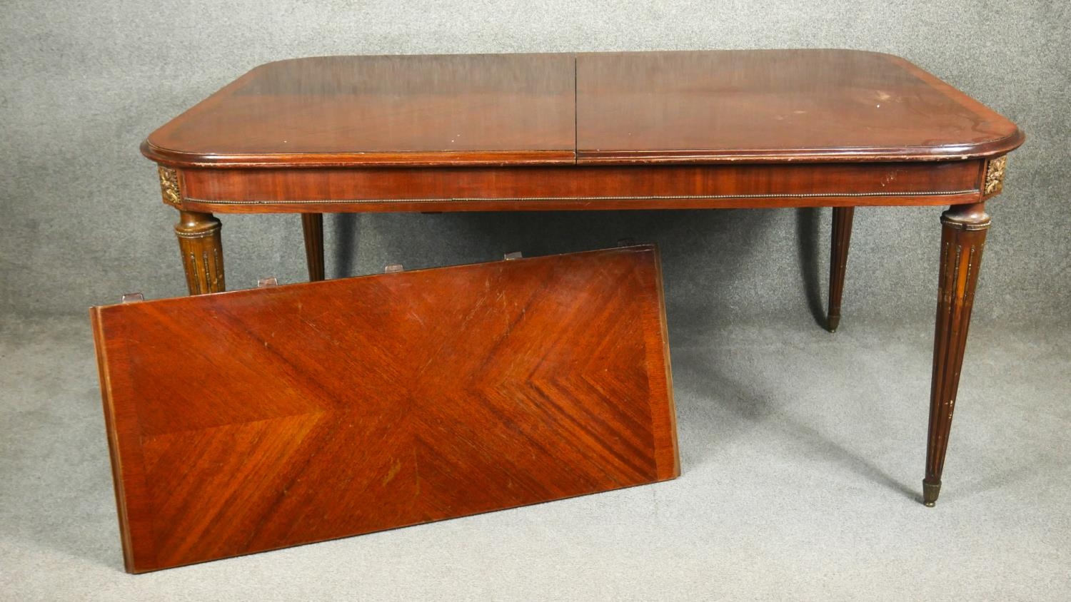 A French walnut section veneered and crossbanded extending dining table with extra leaf on fluted - Image 2 of 7
