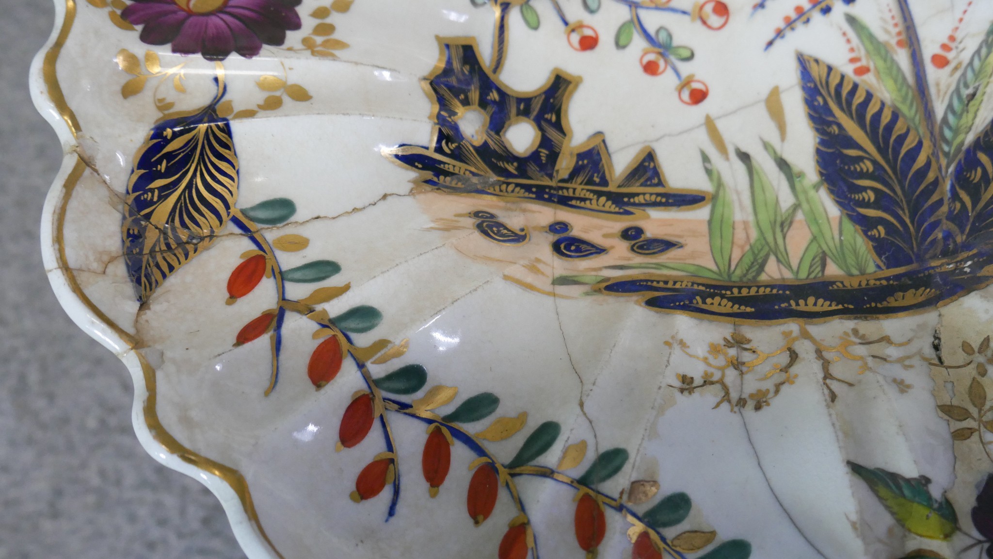 An 18th century 18 piece part Derby hand painted and gilded Japanese design dinner service. - Image 14 of 15