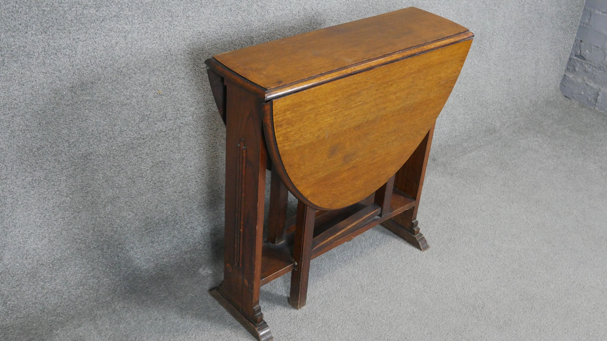 A mid century oak drop flap Sutherland table with gateleg action. H.74 W.74 D.25cm - Image 3 of 4