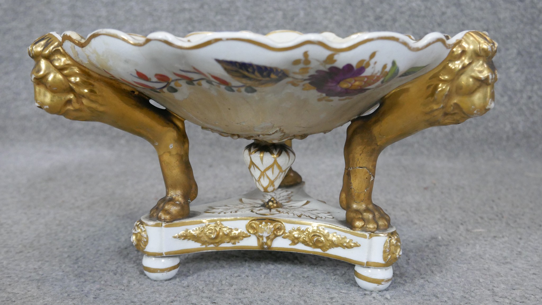 An 18th century 18 piece part Derby hand painted and gilded Japanese design dinner service. - Image 12 of 15