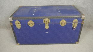 A vintage travelling trunk with twin carrying handles. H.50 W.100 D.50