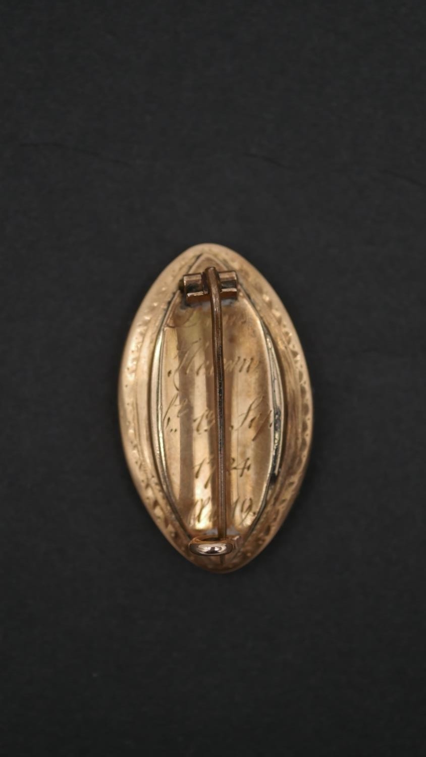 A Georgian yellow metal mourning brooch of oval form decorated with a lady leaning on an anchor on a - Image 5 of 5